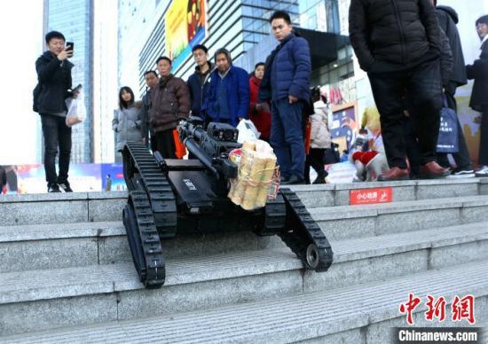 排爆机器人在遥控下大秀技能。　夏莹 摄