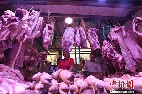 资料图:农贸市场内,商贩正在摆放猪肉。<a target='_blank' href='http://www.chinanews.com/'>中新社</a>记者 陈超 摄 资料图:农贸市场内,商贩正在摆放猪肉。<a target='_blank' href='http://www.chinanews.com/'>中新社</a>记者 陈超 摄