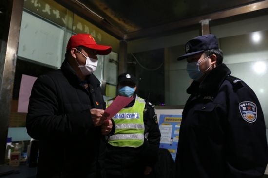 朱建军深夜巡查全封闭小区的值守情况