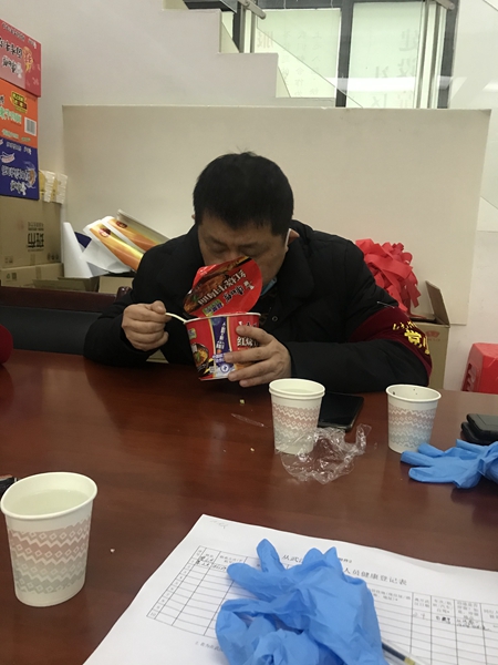 朱建军这几天经常吃的就是方便面