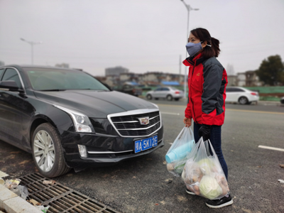 1月28日缪云梅等社区工作人员帮助武汉来滁同胞购买生活用品并送到其居住点