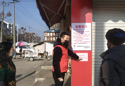 白杨为居民讲解预防新型冠状病毒基本知识