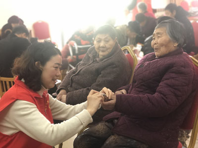 杨梅长期关爱老人