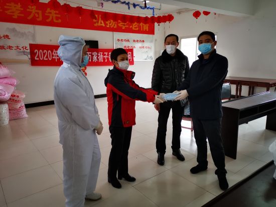 2月6日，民政局联合滁州市华佗医院开展“抗击疫情”公益捐赠活动，向琅琊区扬子敬老院定向捐赠口罩1000只。