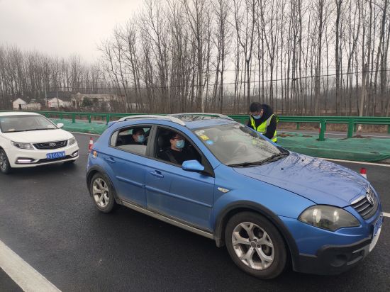 2月7日，审计局党员先锋队克服连夜值守的疲惫，仅仅休息八个小时，继续在省道311西涧街道站点，进行疫情交通值守。