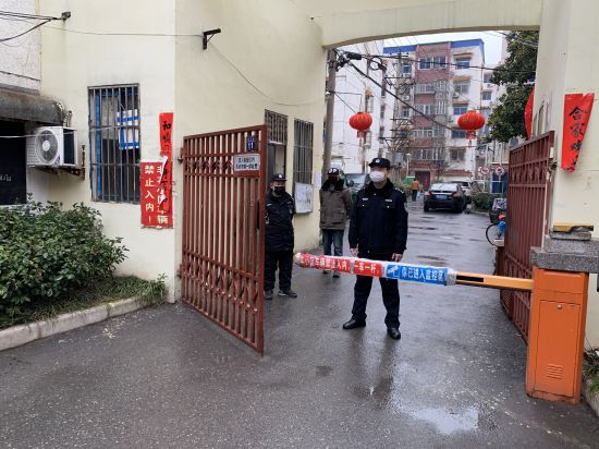 2月11日，区法院组织干警到来安路社区对小区及公共巷道进行疫情防控值守工作。