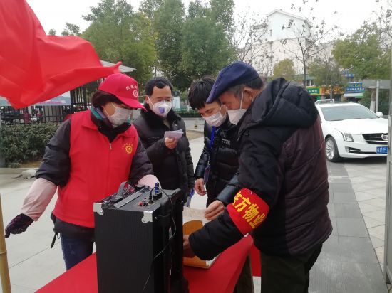 2月13日，琅琊区卫计委督查凤凰湖社区各小区疫情进出人员和车辆登记情况。