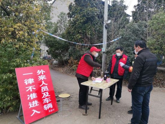 2月8日，区农业农村局主要负责同志深入一线卡口，协助村做好疫情防控工作.JPG