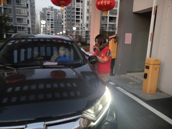 2020年2月12日，南谯区农业农村局党员志愿者在菊香苑小区协助查看车辆通行.jpg