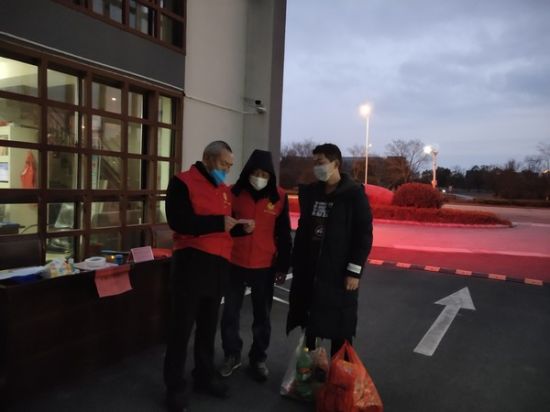 2020年2月11日，南谯区农业农村局宁传烨同志在菊香苑临时党支部协助社区做好出入证查看等工作.jpg