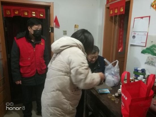 2月15日，南谯区农业农村局志愿者和社区工作人员为“空巢老人”送去药品.jpg