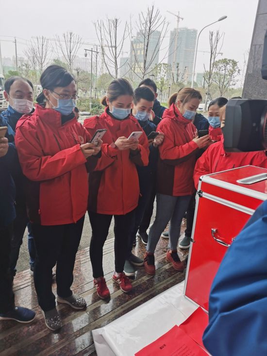 我院首批支援武汉医疗队员向武汉捐款01