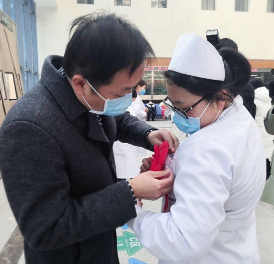 顾玉彪为妻子带上大红花