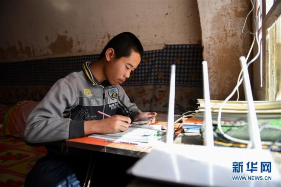 （在习近平新时代中国特色社会主义思想指引下&mdash;&mdash;新时代新作为新篇章&middot;习近平总书记关切事&middot;图文互动）（7）让城市更聪明　让经济更智慧&mdash;&mdash;各地加快形成数字新动能促经济社会行稳致远