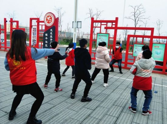 图6:志愿者引导群众增强体育锻炼.jpg