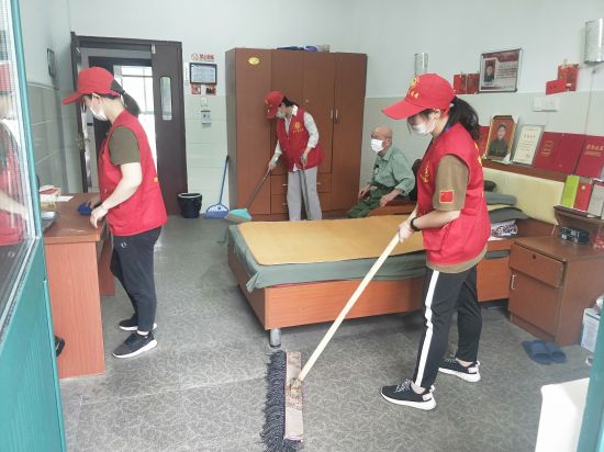 滁州市光荣院5月15日下午开展”清理卫生死角,共建美好家园“志愿服务活动 (