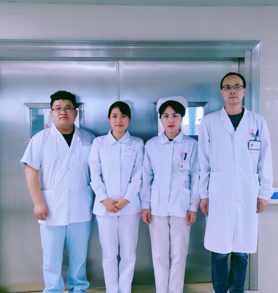 从左向右王吉文、吴敏、袁学菲、范洪峰