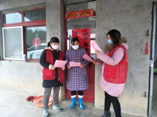 2.高红入户进行抗疫防控宣传