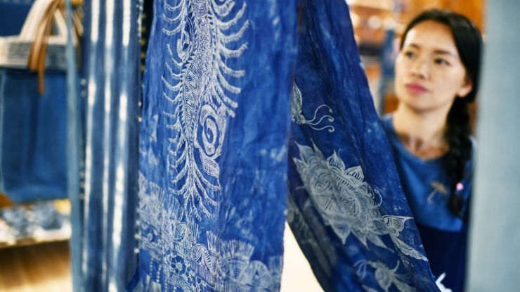 侗族“织娘”杨成兰的布艺扶贫