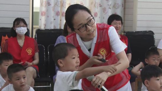 2020年6月4日,滁州市卫健委在实验幼儿园开展“合理用眼 关注孩子的眼健康”健康讲座。