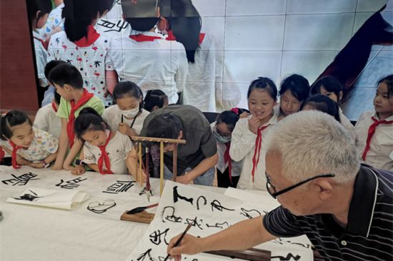 书法家们现场挥毫泼墨