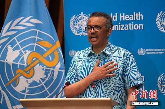 当地时间5月19日,以视频会议方式举行的第73届世界卫生大会闭幕,会议通过应对新冠肺炎疫情决议,确认世卫组织的关键领导作用,呼吁成员国向世卫组织提供可持续<p>资</p>金。图为世卫组织总干事谭德塞特意身穿一件由汤加政府赠予的衬衫致闭幕辞,呼吁全球团结一致应对疫情。<a target='_blank' href='http://www.chinanews.com/'>中新社</a>发 世卫组织新闻处 供图 点击进入下一页