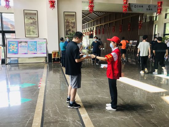 2020年端午节假期，琅琊山风景区文明劝导员在北大门游客服务中心内对不戴口罩的游客进行劝导，并赠送口罩，倡导文明旅游