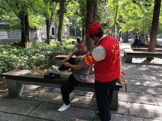 2020年端午节假期，琅琊山风景区文明劝导员在醉翁亭景区广场外对游客吸烟的不文明行为进行劝导和制止，倡导文明旅游_看图王