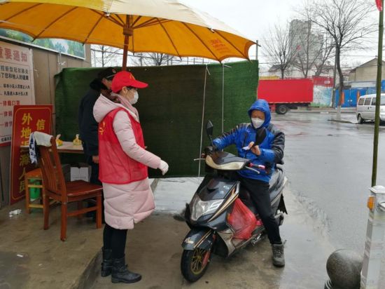 姜淑玲同志在疫情期间入社区参加自愿者服务_副本