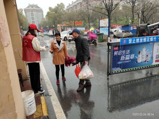 姜淑玲同志在疫情期间入社区参加自愿者服务2