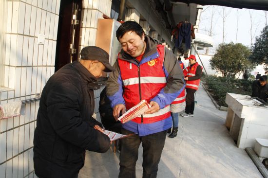 2019年12月黄寅赴扬子敬老院看望孤寡老人并宣传十九届四中全会精神