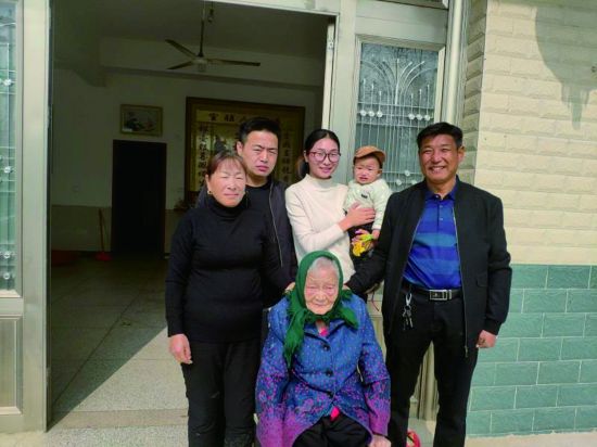 图为徐声山家庭合影