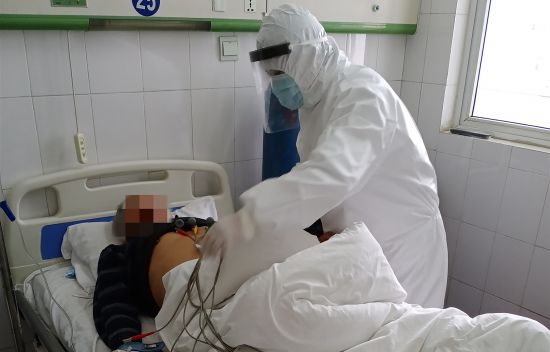 在隔离病区救治一线的徐玉岚医师