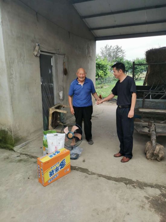 黄道章慰问困难老人