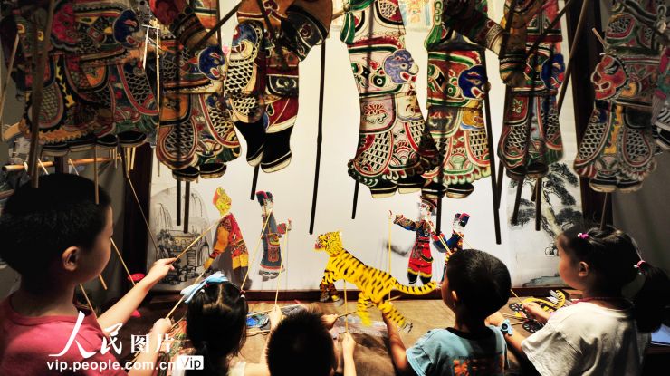 上海：娃娃暑期看皮影