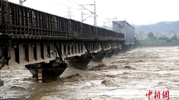 “重车压梁” 8100吨火车开上绵阳涪江铁路大桥抗洪