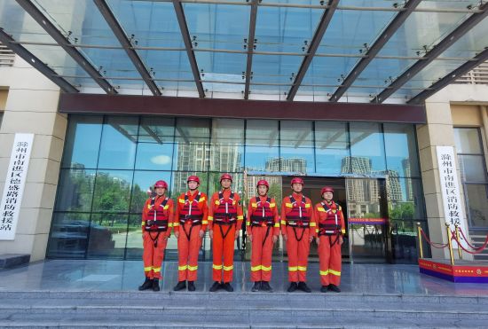 从左到右:金鹏、袁振、凌景阳、朱先龙、王远、孟凯