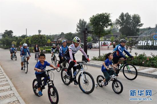(走向我们的小康生活·图文互动)(2)小山村办起“骑行俱乐部”——乡村变富变美带来的新鲜事