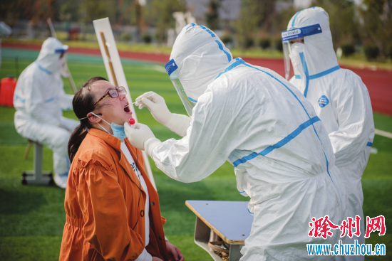 随着秋冬季的来临，疫情点源暴发时有出现。10月17日，来安县举办2020年秋冬季新冠肺炎疫情防控应急处置演练，通过对发热患者应急处置、个人防护用品穿戴、人群核酸采样、疫点消杀等流程的演练，锻炼疫情防控工作人员和应急队伍，优化联防联控、群防群控工作机制，完善各类应急预案和工作流程，全面提升新冠疫情防控能力。特约摄影吕 华摄 