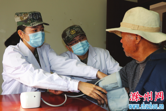 近日，驻明光市某部10多名子弟兵来到三界镇敬老院为孤寡老人理发、测量血压、打扫卫生，受到孤寡老人们的热烈欢迎。图为军医为孤寡老人测量血压。袁松树 郭茂让摄 