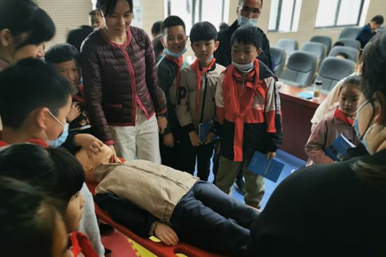 现场演示急救措施