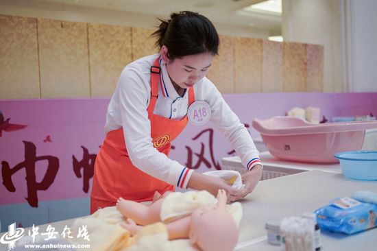 7.在实操部分,母婴护理员职业(工种)竞赛包括婴幼儿辅食制作、婴幼儿被动操、新生儿沐浴等3个实操项目;养老护理员职业(工种)竞赛包括老人营养餐制作、卧床老人更换床单、口腔护理等3个实操项目。.jpg