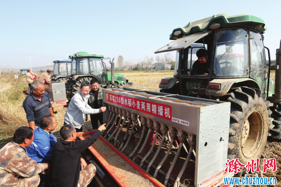 2020年11月7日立冬,市农业农村局高级农机机械师胡月保在来安县施官镇龙山村小麦播种田现场,指导农机手科学操作新型高效复式旋耕施肥播种机。连日来,市农业农机部门组织32支农业农机技术小分队的百名技术专家,起早贪黑深入到田间地头、农机场院开展农机具新技术指导服务,充分发挥农业机械抢农时作用,确保全市505万亩小麦适期播种。全媒体记者李晓村摄