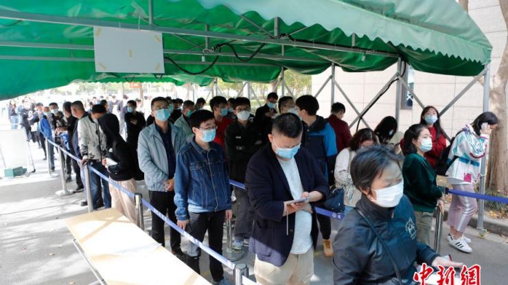 上海核酸检测点检测人数明显增加