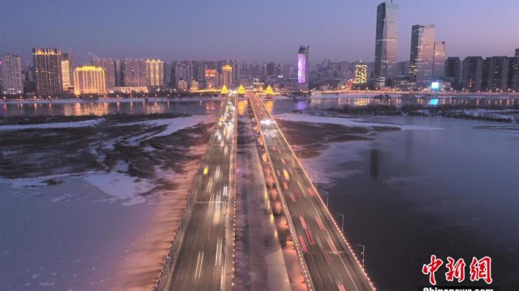 松花江哈尔滨江段封江 冰面夜景璀璨迷人