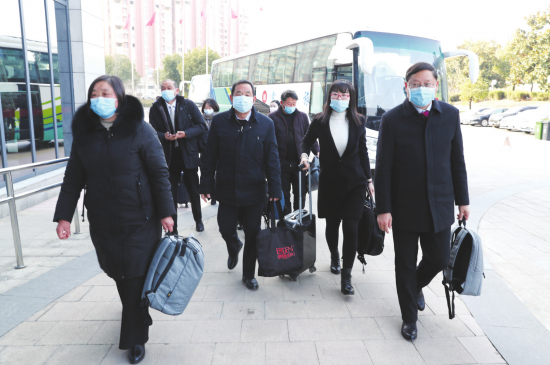 1月17日上午,出席市六届人大四次会议的代表陆续抵滁。 全媒体记者李晓村摄