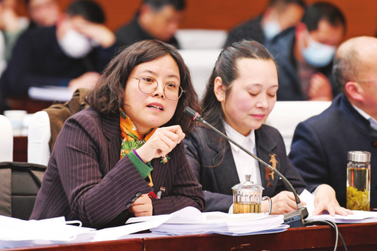郭韬委员在审议政协工作报告