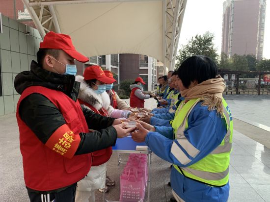 2021年1月20日，花园社区开展“飘香腊八粥、温暖环卫工”志愿服务活动（拍摄者：张敏，拍摄者工作单位：同乐街道花园社区-