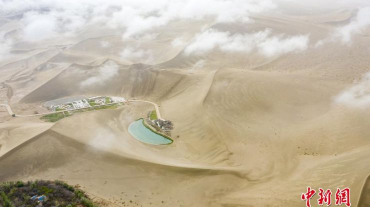  甘肃敦煌鸣沙山披“云裳” 仙气十足