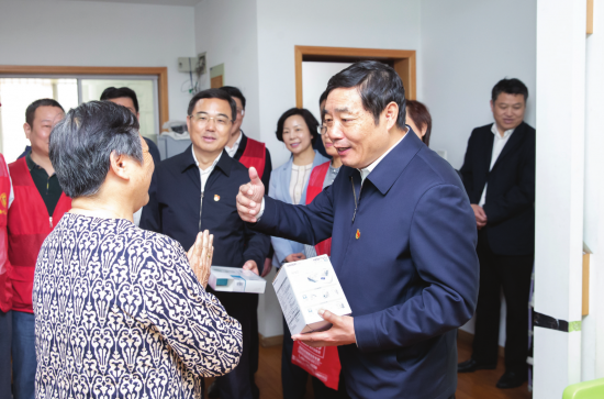 市委书记许继伟到刘友兰家,认领“微心愿”,上门送温暖。 全媒体记者卢志永摄